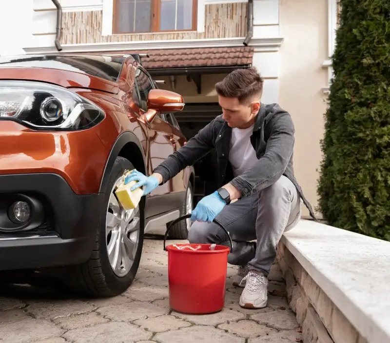 Lavage auto à domicile Châteauneuf-sur-Cher : professionnel intervenant sur un véhicule